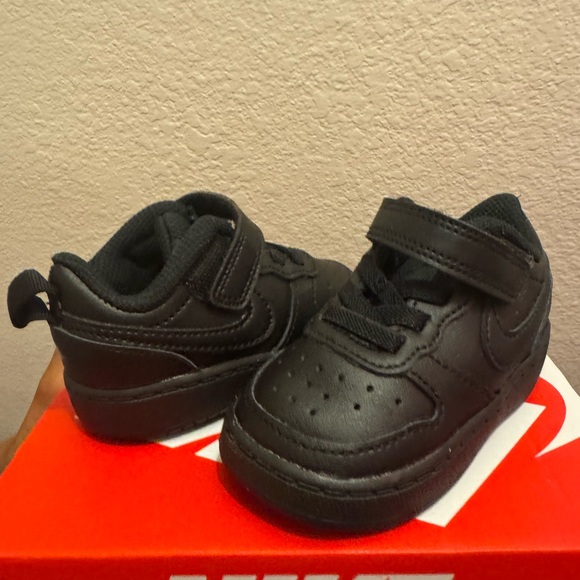 Nike Kids Black Velcro Sneakers - Picture 2 of 4